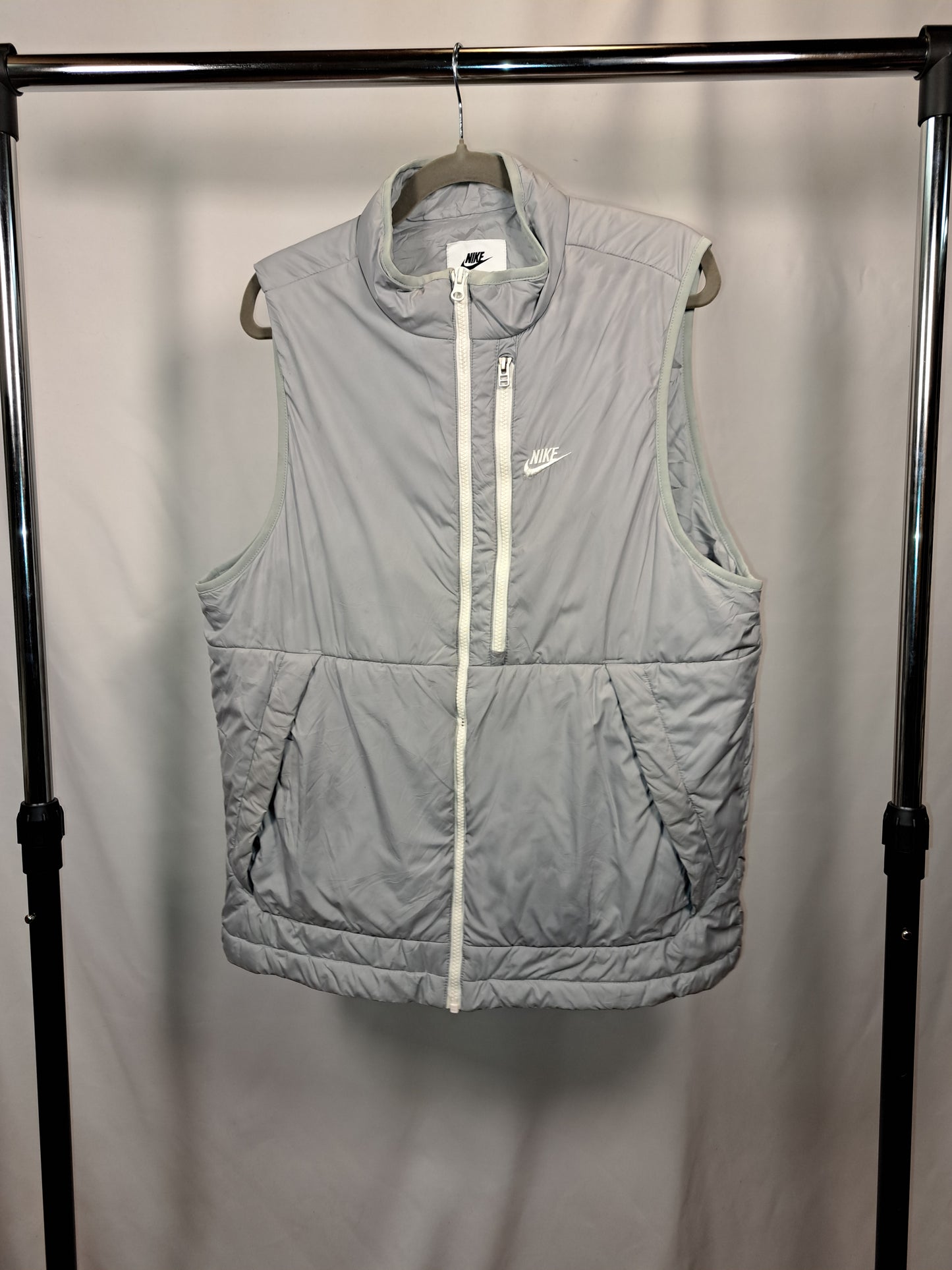 Nike Puffer Weste „Therma-FIT“ / Light Grey / Size L / Sleeveless Puffer Jacket